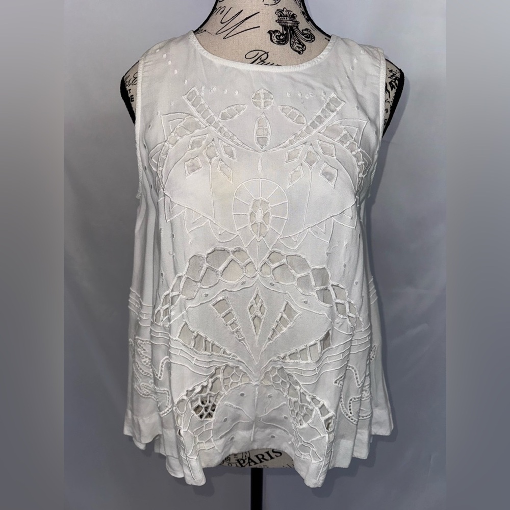 Anthropologie: White Rayon Lace Cut-out Sleeveless Blouse (v)